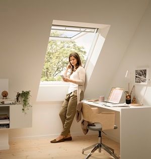 mujer leyendo en una ventana